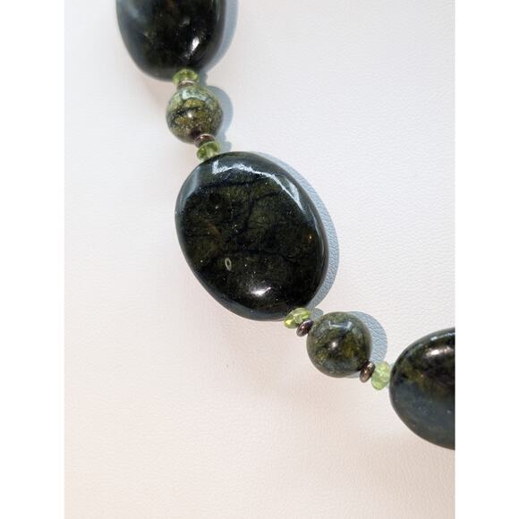 Marked BB 925 Sterling Nephrite Stone Peridot Silver Bead Hook Clasp Necklace - Picture 4 of 9